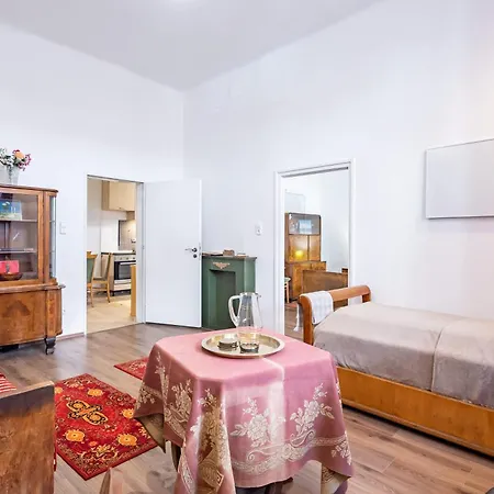 Apartment Superb Location - Classic Design *
