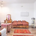 Apartment Superb Location - Classic Design *