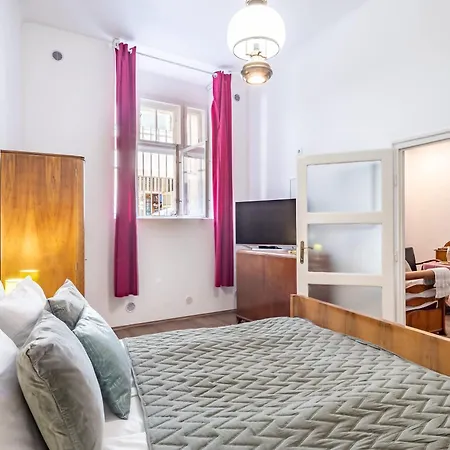 Superb Location - Classic Design Apartmán